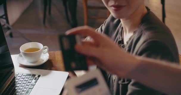 Kvinna köper betala med kreditkort, som arbetar med laptop. Casual klädd asiatiska kinesiska, affärskvinna arbetar företag eller studerar på Café, restaurang Lounge eller cafeteria. Modern, Coworking, mångfald — Stockvideo