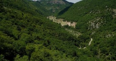 Kırsal kasaba veya köy veya Assisi kale şehir üzerinde uçan havadan görünümü. Kuranı keşfetmek. . Umbria.4k drone İtalyan gezisi