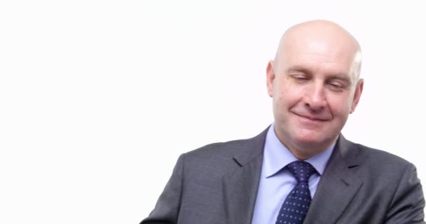 Profesionální dospělý Kavkazan holohlavý obchodní manažer muž portrét rozhovor s klientem smartphone se spokojeným výrazem, izolovaný na bílém, 4k video — Stock video