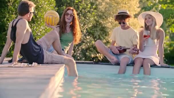 Grupo de amigos disfrutando del verano en la piscina — Vídeo de stock