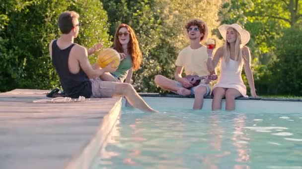 Grupo de amigos disfrutando del verano en la piscina — Vídeo de stock