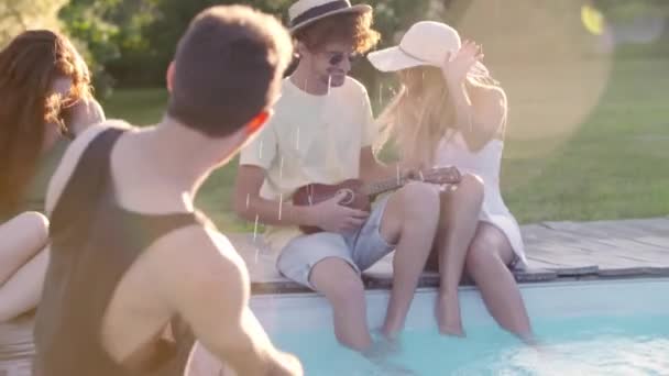 Homem salpicando seus amigos.Grupo de pessoas desfrutando da hora de verão na piscina — Vídeo de Stock