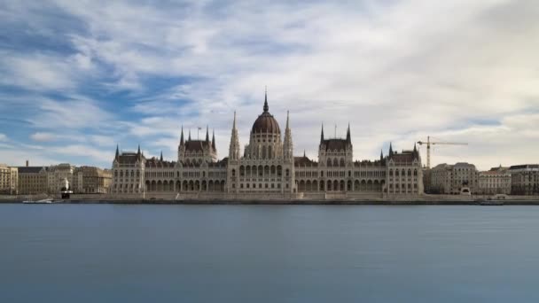 Parlamento de Budapeste com o rio Danúbio timelapse no dia. Hungria viagens vídeo 4k — Vídeo de Stock