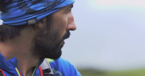 Ember körülnézett nyugalmi portré. Trail Runner futó Mountain Top-csúcs képzés mászni. Vadon élő természet szabadban felhős ködös rossz időjárás. Tevékenység, sport, erőfeszítés, kihívás, akaraterő koncepciók — Stock videók