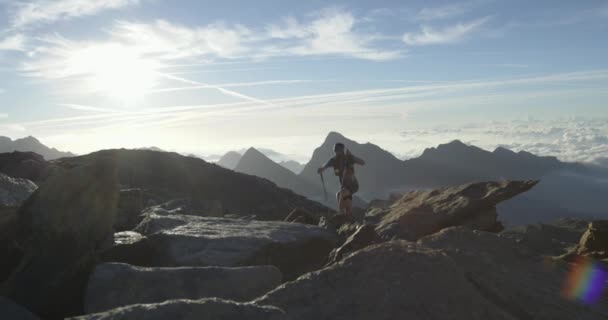 Man Climbing Run auf mountain rise.trail runner läuft zum Gipfel Training auf felsigen Anstiegen. Wilde grüne Natur im Freien bei Sonnenaufgang oder Sonnenuntergang. Aktivität, Sport, Anstrengung, Herausforderung, Willenskraft Konzepte — Stockvideo