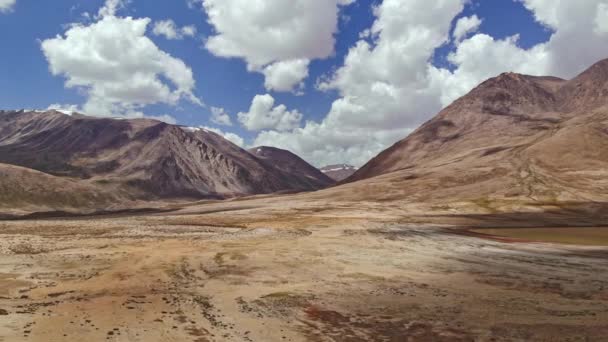 Antenn över majestätiska grus torra ökenberg i solig dag. Pamir Highway Silk Road Trip äventyr i Kirgizistan och Tadzjikistan öken regionen, Central Asien. 4k Drone flygning skogs video — Stockvideo