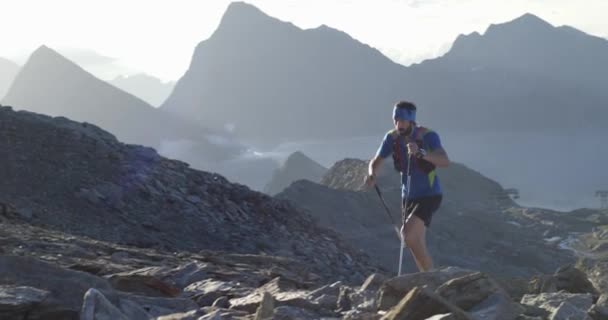 Man klimmen lopen op berg stijgen. Trail runner loopt naar top Peak training op Rocky Climb. Wilde groene natuur buitenshuis bij zonsopgang of zonsondergang. Activiteit, sport, inspanning, uitdaging, wilskracht concepten — Stockvideo