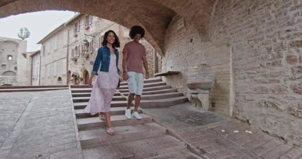 Romantisch echtpaar wandelen een bezoek aan de landelijke stad Assisi.Side volgen. Vrienden Italiaanse reis in Umbrië.4k slow motion — Stockvideo