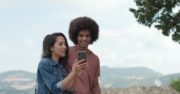 浪漫的夫妇采取自拍与智能手机在农村小镇的阿西西. 肖像中拍摄。意大利朋友之旅在翁布里亚. 4k 慢动作 — 图库视频影像