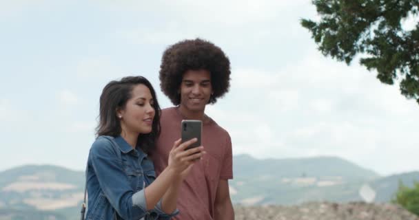 Pareja romántica tomando una selfie con teléfono inteligente en la ciudad rural de Assisi.Portrait medio shot.Friends viaje italiano en Umbria.4k cámara lenta — Vídeos de Stock