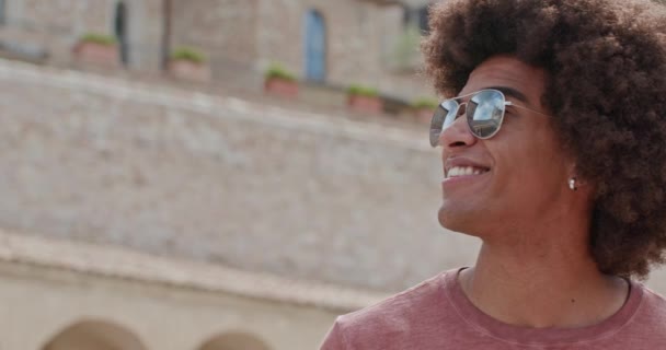 Romantisch paar glimlachend strelen gevoel gratis en blij met het centrale plein in de landelijke stad Assisi. Close shot. Vrienden Italiaanse reis in Umbrië. 4k Slow Motion — Stockvideo