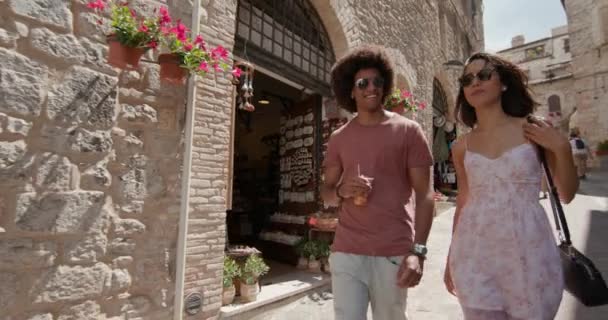 Pareja romántica caminando visitando la ciudad rural de Assi.Front seguir. Amigos viaje italiano en Umbria.4k cámara lenta — Vídeos de Stock