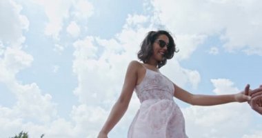 Kadın gülümseyip çeşme kenarında ya da küçük duvarda yürürken kendini özgür ve mutlu hissederek kırsal kesim Assiya 'nın ana meydanına gitti. Orta derece düşük perspektiften ateş etti. Umbria .3k' te arkadaşlar İtalyan gezisi yavaş çekimde.