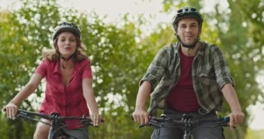 Romantik aktif çift güzel bir açık orman orman yolu yolda e-bisiklet bisiklet mtb sürme. Geniş atış. Umbria.4k yavaş hareket Arkadaşlar İtalyan gezisi