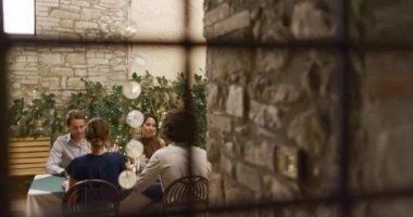 Dört kişi, iki çift romantik bir gurme yemeği ya da öğle yemeği sırasında konuşmaktan ve yemekten memnun. Geniş açıya yaklaşıyorlar. Umbria 45 'lik ağır çekimde arkadaşlarla İtalya gezisi
