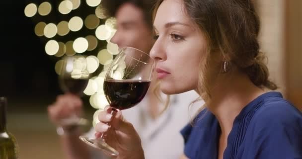 Donna che sente l'odore del vino mentre parla felice e brinda con il vino rosso durante una cena gourmet romantica o pranzo. ritratto medio shot.Friends viaggio italiano in Umbria.4k slow motion — Video Stock