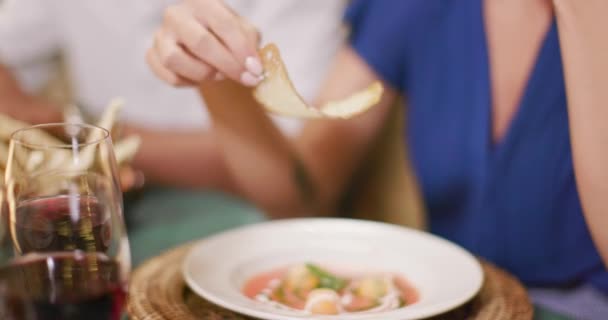 Kvinnan händer detalj medan du äter med hjälp av gaffel under en romantisk gourmetmiddag eller lunch. Wide Shot. Vänner italiensk resa i Umbrien. 4K slow motion — Stockvideo