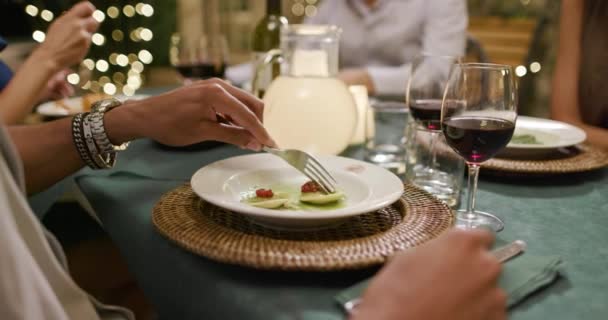 Ο άνθρωπος δίνει λεπτομέρεια ενώ τρώει χρησιμοποιώντας πιρούνι κατά τη διάρκεια ενός ρομαντικού δείπνου γκουρμέ δείπνο ή μεσημεριανό γεύμα. Μεγάλη βολή. Φίλοι ιταλικό ταξίδι στην Ούμπρια. 4K αργή κίνηση — Αρχείο Βίντεο