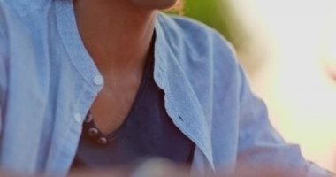 Romantik gurme yemeği sırasında erkek tarafı gülümseme portresi. Gün batımında dışarıda. Kapalı. Umbria 45 'lik ağır çekimde arkadaşlarla İtalya gezisi