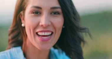 gün batımında açık havada romantik gurme akşam yemeği sırasında konuşurken mutlu portre gülümseyen kadın.yakın çekim. Umbria.4k yavaş hareket Arkadaşlar İtalyan gezisi