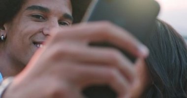 Gün batımında romantik açık hava yemeği sırasında selfie çeken akıllı telefon cihazı nı kullanan erkek ans kadın. Umbria.4k yavaş hareket Arkadaşlar İtalyan gezisi