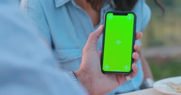 Hombre usando el dispositivo de teléfono inteligente de pantalla verde durante la cena al aire libre romántica al atardecer. Amigos viaje italiano en Umbría. 4k cámara lenta — Vídeos de Stock