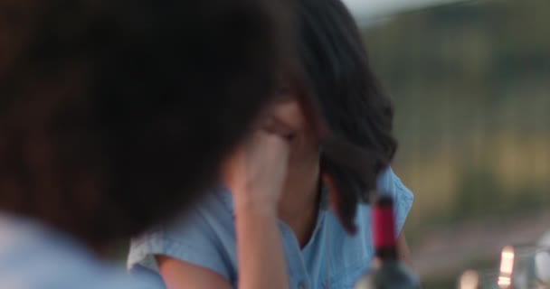 Mujer feliz hablando, comiendo y bebiendo durante una cena gourmet romántica al aire libre al atardecer. Pareja en el amor. Amigos viaje italiano en Umbria.4k cámara lenta — Vídeos de Stock