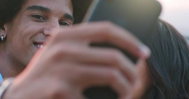 Hombre ans mujer usando dispositivo de teléfono inteligente tomar una selfie durante la cena al aire libre romántica al atardecer. Amigos viaje italiano en Umbría. 4k cámara lenta — Vídeo de stock