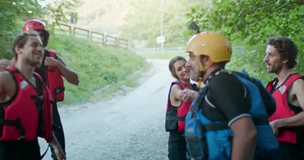 Ομάδα ευτυχων ανθρώπων που γιορτάζουν μετά από ράφτινγκ στο ποτάμι κατά τη διάρκεια του ήλιου ή της αυγής. Θερμό πίσω φως. Φίλοι ιταλικό ταξίδι στην Ούμπρια. 4K αργή κίνηση — Αρχείο Βίντεο