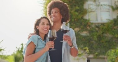 Romantik çift, erkek ve kadın kırmızı şarap gülümseyerek ve sıcak gün batımında sarılma ile tost. Umbria.4k yavaş hareket Arkadaşlar İtalyan gezisi