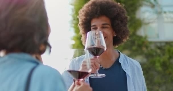 Romantyczna para, człowiek opiekania i uśmiechnięty z czerwonym winem o zachodzie słońca ciepłe światło. Znajomi włoskiej podróży w Umbrii. 4K w zwolnionym tempie — Wideo stockowe