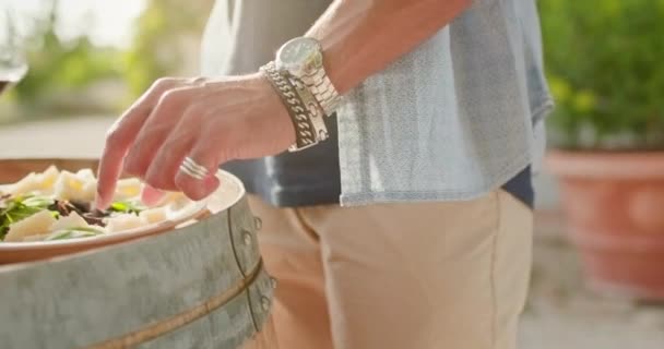 ロマンチックなカップル、暖かい夕日に指の食べ物チーズ前菜を食べる男。手で撮った食べ物のディテールショット。ウンブリア.4kスローモーションで友人イタリア旅行 — ストック動画
