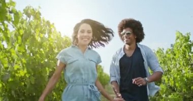 Romantik aşk çift yürüyüş ve neşeli yeşil üzüm bağları ile çalışan. Ön orta atış izleyin. Umbria.4k yavaş hareket Arkadaşlar İtalyan gezisi