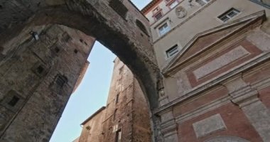 Eski ortaçağ Perugia şehir taş ve tuğla binalar kurulan. Orta atış. Umbria.4k yavaş hareket Arkadaşlar İtalyan gezisi