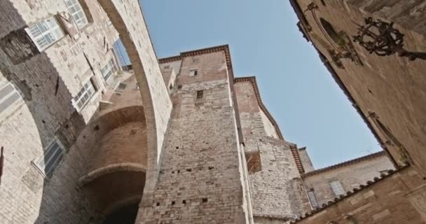 Oude middeleeuwse Perugia stad stenen en bakstenen gebouwen Opfrisser. Medium schot. Vrienden Italiaanse reis in Umbrië. 4k Slow Motion — Stockvideo