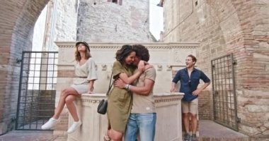 Dört mutlu turist keşfetmek ve çeşme yakınında su ile oynamak sokak Perugia ortaçağ kenti ziyaret ile hayran. Umbria.4k yavaş hareket içinde Yaklaşıyor.Arkadaşlar İtalyan tatil gezisi