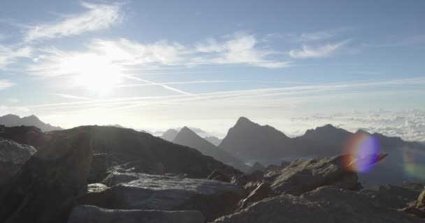 Adam bacakları dağ yükselirken koşmak tırmanma. Patika koşucusu kayalık tırmanışta en tepeye doğru koşuyor. Gün doğumu veya gün batımında açık havada vahşi yeşil doğa. Aktivite, spor, çaba, meydan okuma, irade kavramları — Stok video
