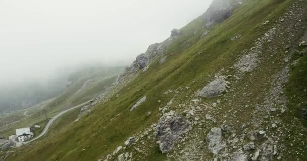 Luchtfoto-en klim vlucht over de Italiaanse Alpen berg RIFF klimmen. Wilde groene natuur buiten in mistig of bewolkt weer. boven de 4k drone truck — Stockvideo