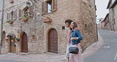 Romantik bir çift Assiya kırsalını geziyor. Umbria 45 'lik ağır çekimde arkadaşlarla İtalya gezisi