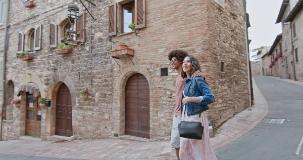 Romantik bir çift Assiya kırsalını geziyor. Umbria 45 'lik ağır çekimde arkadaşlarla İtalya gezisi
