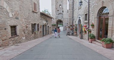 Romantik çift Assiya kırsalını geziyor. Ardından İtalya 'nın Umbria 45' lik ağır çekim gezisi.