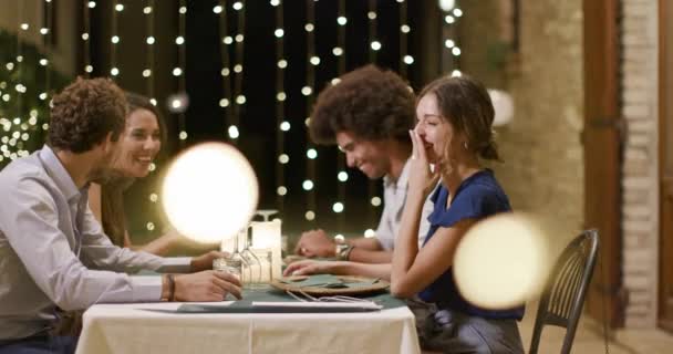 Cuatro personas, dos parejas felices hablando comiendo y bebiendo durante una romántica reunión gourmet cena o almuerzo. Amigos viaje italiano en Umbria.4k cámara lenta — Vídeos de Stock