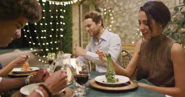 Cuatro personas, dos parejas felices hablando y comiendo durante una cena romántica gourmet o un almuerzo. Amigos viaje italiano en Umbria.4k cámara lenta — Vídeo de stock