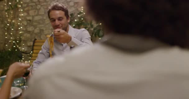Čtyři lidé, dva páry šťastné mluvit a jíst během romantické gurmánskou večeři nebo oběd. Široký záběr. Italská cesta přátel Umbria.4k zpomalené — Stock video
