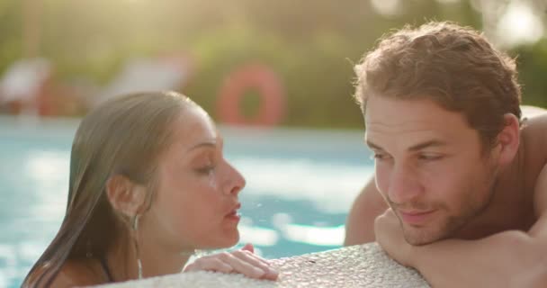 Γυναίκα φιλιά άνθρωπος κοντά στην πισίνα.Όμορφο ρομαντικό ζευγάρι χαλάρωση και ηλιοθεραπεία στην πολυτελή αγροτική βίλα σπίτι. Ιταλικό ταξίδι φίλων στην Ούμπρια. — Αρχείο Βίντεο