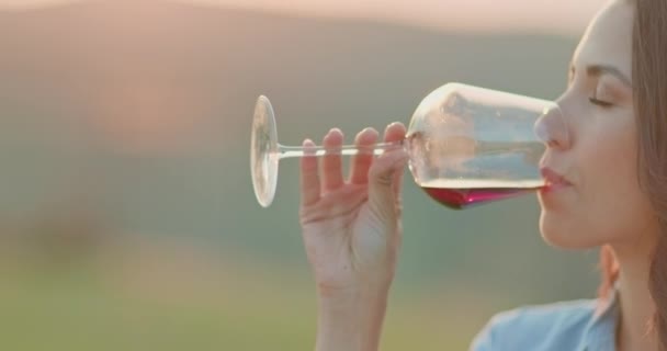 Mujer bebiendo vino tinto durante la cena gourmet romántica al aire libre al atardecer. Amigos viaje italiano en Umbria.4k cámara lenta — Vídeos de Stock