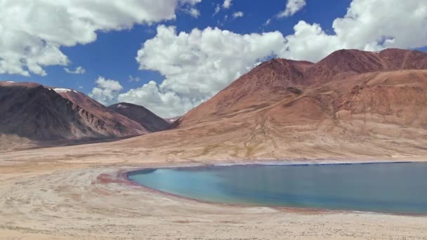 고산 푸른 호수와 화창한 날에 자갈 건조 한 사막 산에 공중. 키르기스스탄과 타지 키스탄 사막, 중앙 아시아에서 파 미르 하이웨이 실크 로드 여행 모험. 4k 무인 항공기 비행 establisher 비디오 — 비디오