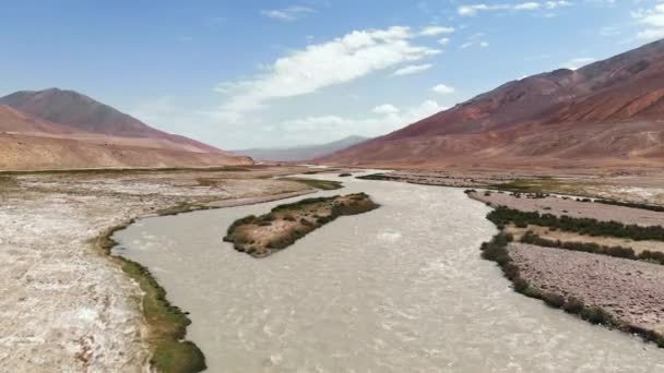 Antenne over de Panji-rivier en het dorre woestijn gebergte. Pamir Highway Silk Road Trip avontuur in Kirgizië en Tadzjikistan woestijn regio, Centraal-Azië. 4k drone Flight-video — Stockvideo