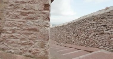 Romantik Çift ziyaret mutlu kırsal kasaba, Assisi.Back yürüyüş izleyin. Arkadaşlar Umbria.4k yavaş çekimde İtalyan yolculuk
