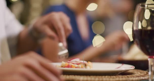 Homme mains détail tout en mangeant à la fourchette lors d'un dîner gastronomique romantique ou le déjeuner.Plan large. Amis voyage italien en Ombrie 4k slow motion — Video